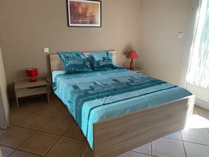 4 chambres, fer et planche à repasser, lit de bébé portatif