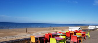 Moderna casa di legno in un villaggio sul mare, spiagge di sbarco