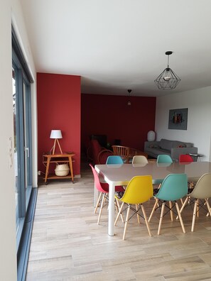 Dining - Modern wooden house in a seaside village, landing beaches (Saint-Aubin-sur-Mer)
