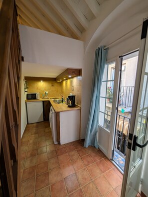 Fridge, microwave, coffee/tea maker, toaster