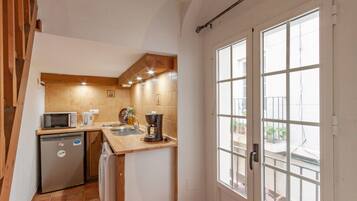 Frigorífico, microondas, cafetera o tetera y tostadora