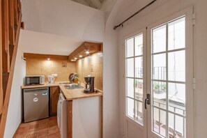 Fridge, microwave, coffee/tea maker, toaster