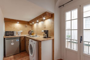 Fridge, microwave, coffee/tea maker, toaster