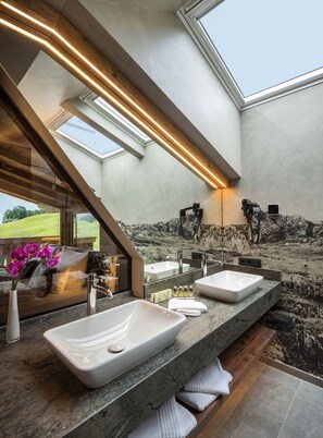 Combined shower/bathtub, jetted bath, hair dryer, towels - Beautiful chalet/ holiday home/in the mountains/ski slope of Kitzbühel (Kirchberg in Tirol)