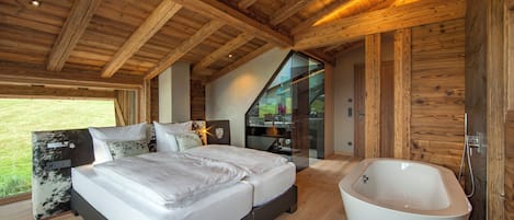 7 bedrooms, iron/ironing board, WiFi, bed sheets