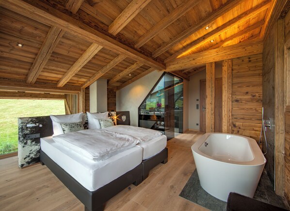 7 bedrooms, iron/ironing board, WiFi, bed sheets