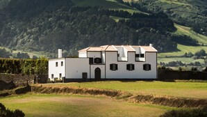 Ein weißes Gebäude mit vielen Fenstern und einer steinernen Fassade.