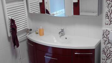 Badewanne, Haartrockner, Handtücher, Seife