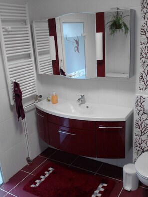 Bathtub, hair dryer, towels, soap - Large holiday property right by the outdoor pool & S-Bahn Berlin (15 minutes to the center) (Neuenhagen)