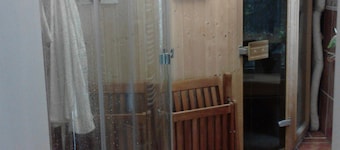 Large holiday property right by the outdoor pool & S-Bahn Berlin (15 minutes to the center)