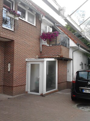 Exterior detail - Large holiday property right by the outdoor pool & S-Bahn Berlin (15 minutes to the center) (Neuenhagen)