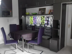 Dining - Large holiday property right by the outdoor pool & S-Bahn Berlin (15 minutes to the center) (Neuenhagen)