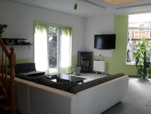 TV, fireplace, DVD player, books - Large holiday property right by the outdoor pool & S-Bahn Berlin (15 minutes to the center) (Neuenhagen)