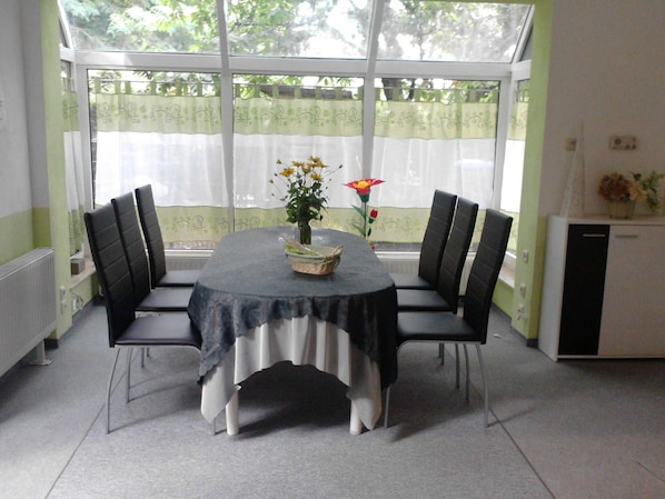Dining - Large holiday property right by the outdoor pool & S-Bahn Berlin (15 minutes to the center) (Neuenhagen)