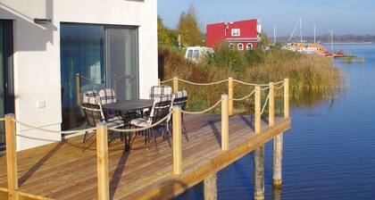 Modernes Ferienhaus direkt im Hainer See mit Boot