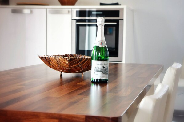 Fridge, microwave, oven, stovetop - Nice, large and bright apartment in Ankerstrasse 10 (Krummhörn)