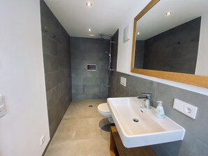 تجهيزات دش، مجففات شعر، مناشف، شامبو