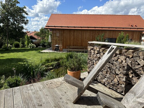Modern, große Terrasse, Garten und viel Sonne.