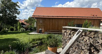 Modern, große Terrasse, Garten und viel Sonne.