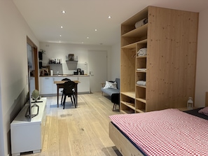 1 bedroom, free WiFi, bed sheets - Modern, large terrace, garden and lots of sun. (Königsdorf)