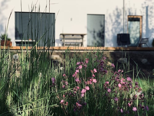 Modern, große Terrasse, Garten und viel Sonne.