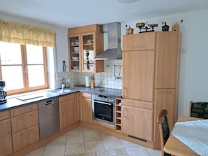 Kühlschrank, Ofen, Herdplatte, Geschirrspüler