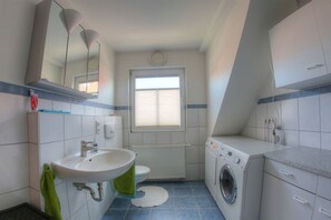 Douche, sèche-cheveux, serviettes fournies