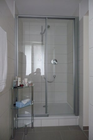 Douche, sèche-cheveux, serviettes fournies, savon