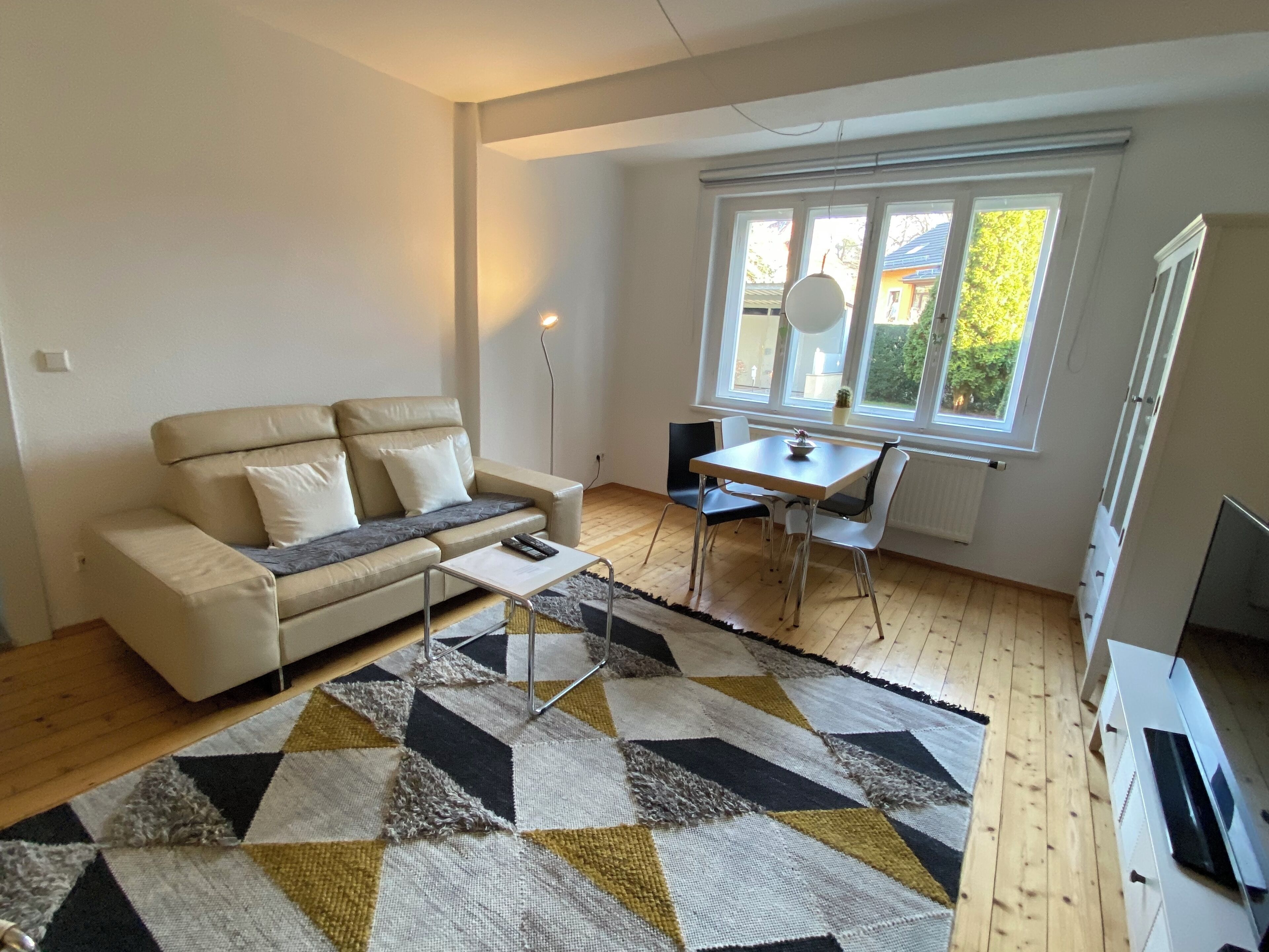 Fernseher, DVD-Player, Bücher, Videothek