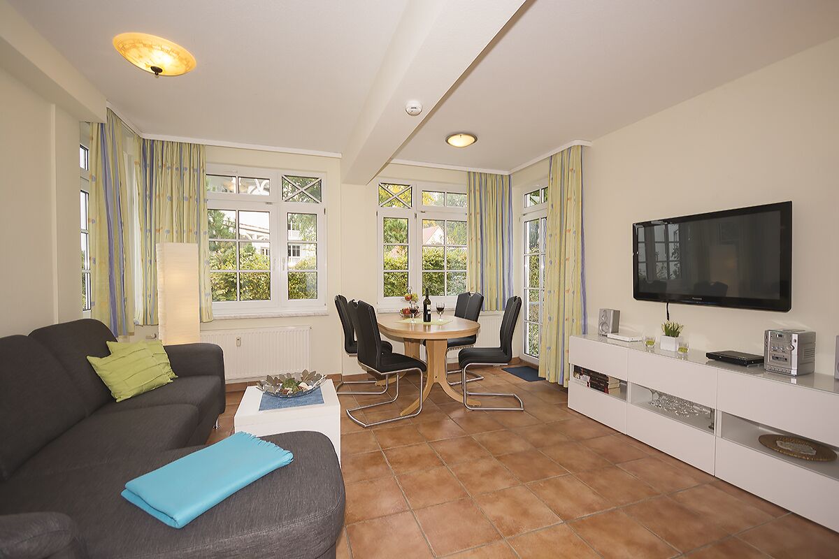 Televisión, reproductor de DVD, libros, estéreo