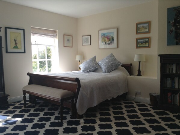 6 bedrooms, desk, iron/ironing board, travel cot
