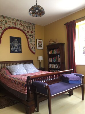 6 bedrooms, desk, iron/ironing board, travel cot