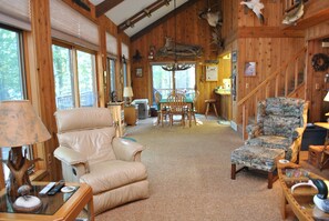 TV, DVD player - Beautiful round lake northern cedar modern vacation home (Hayward)