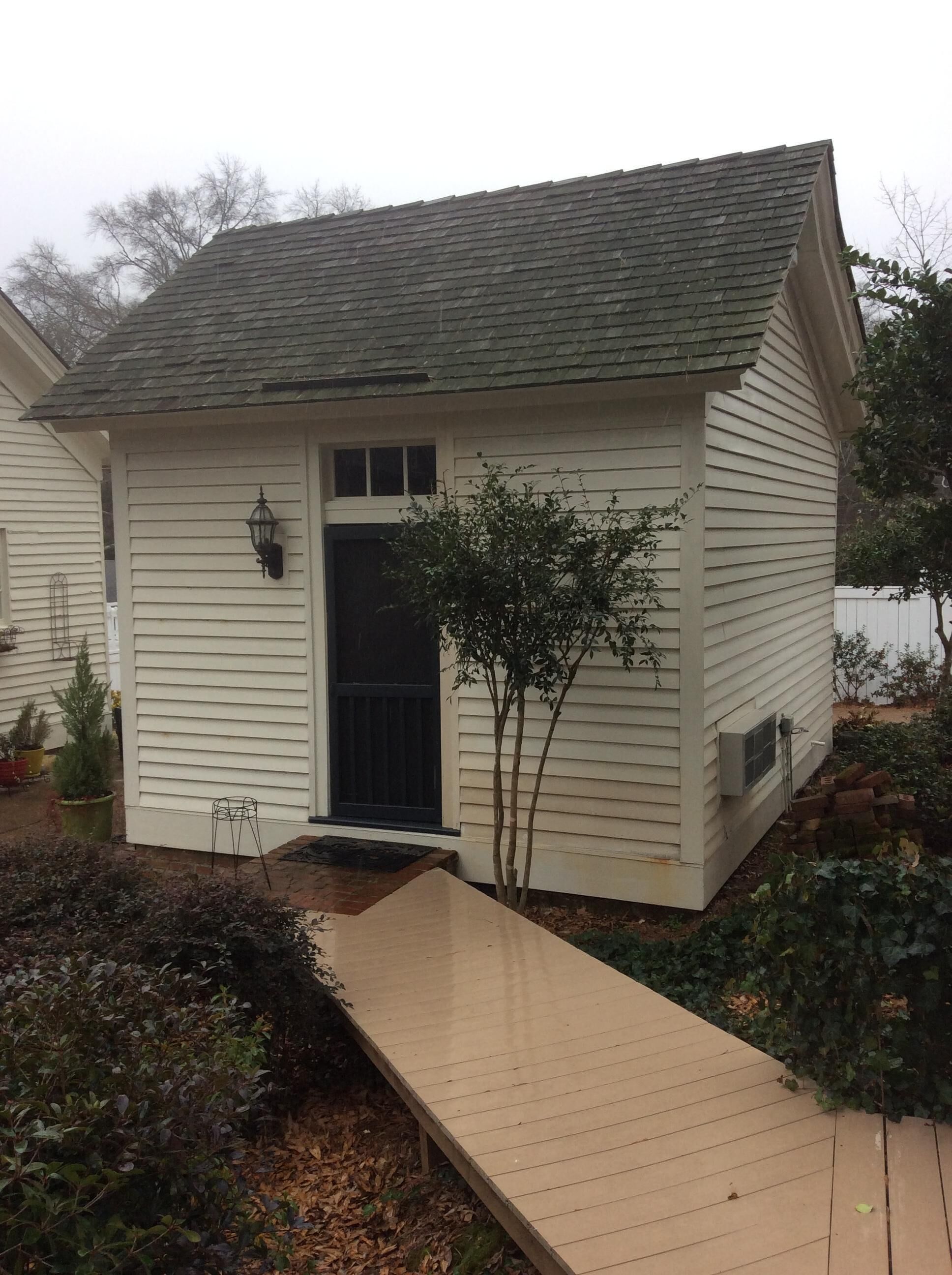 Guest House steps away from the hisoric Oxford Square and Ole Miss!