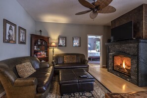 Fernseher, Kamin, Bücher