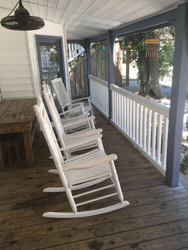 Cozy beach cottage. Short walk to the beach! Family friendly.