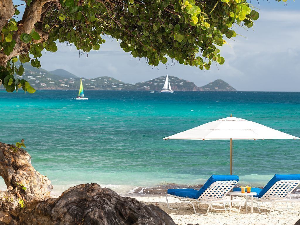 En la playa, camastros y toallas de playa 