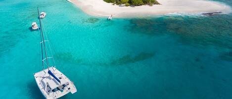 En la playa, camastros y toallas de playa