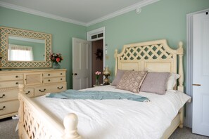 3 bedrooms, iron/ironing board, free WiFi - Now booking 2026!  Only a few weeks remain.  The ocean is across the street. (Cape May Point)