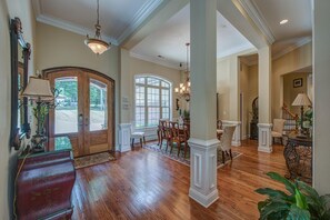 Interior - Paradise in front of the lake (Belmont)