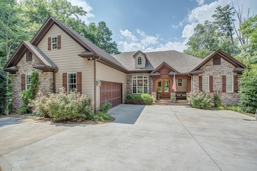 Paradise in front of the lake