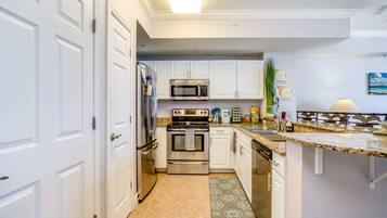 KĂŒhlschrank, Mikrowelle, Ofen, Herdplatte