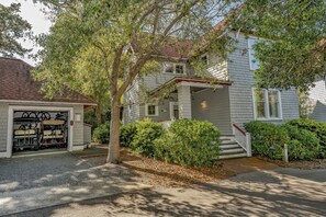 Exterior - Spectacular Rental in Cape Fear Station! Access to both clubs; large screened in porch (Bald Head Island)