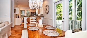 Live oak views from this 3 bedroom cottage; 2 golf carts and peaceful screened in porch