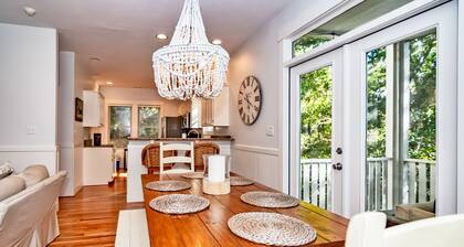 Live oak views from this 3 bedroom cottage; 2 golf carts and peaceful screened in porch