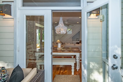 Live oak views from this 3 bedroom cottage; 2 golf carts and peaceful screened in porch