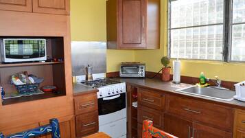 Een magnetron, een kookplaat, een koffiezetapparaat/waterkoker