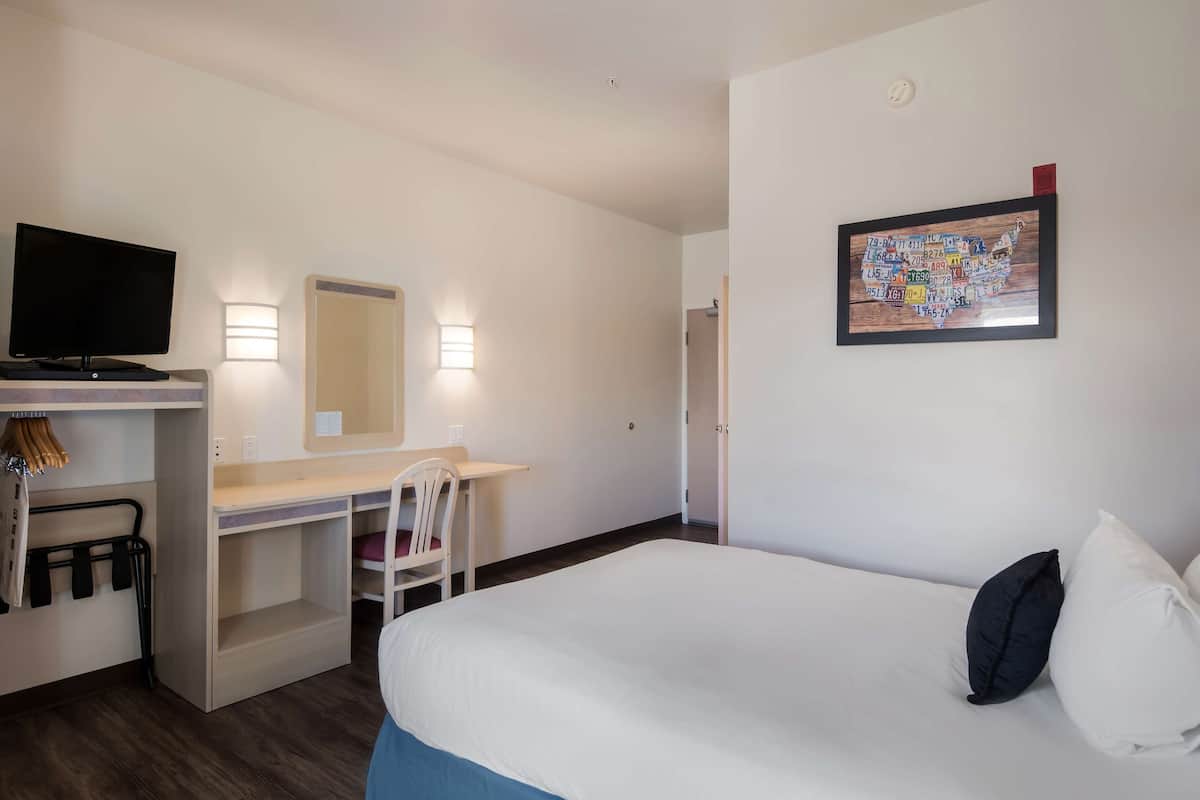 Room, 1 Queen Bed, Accessible (Roll-In Shower)