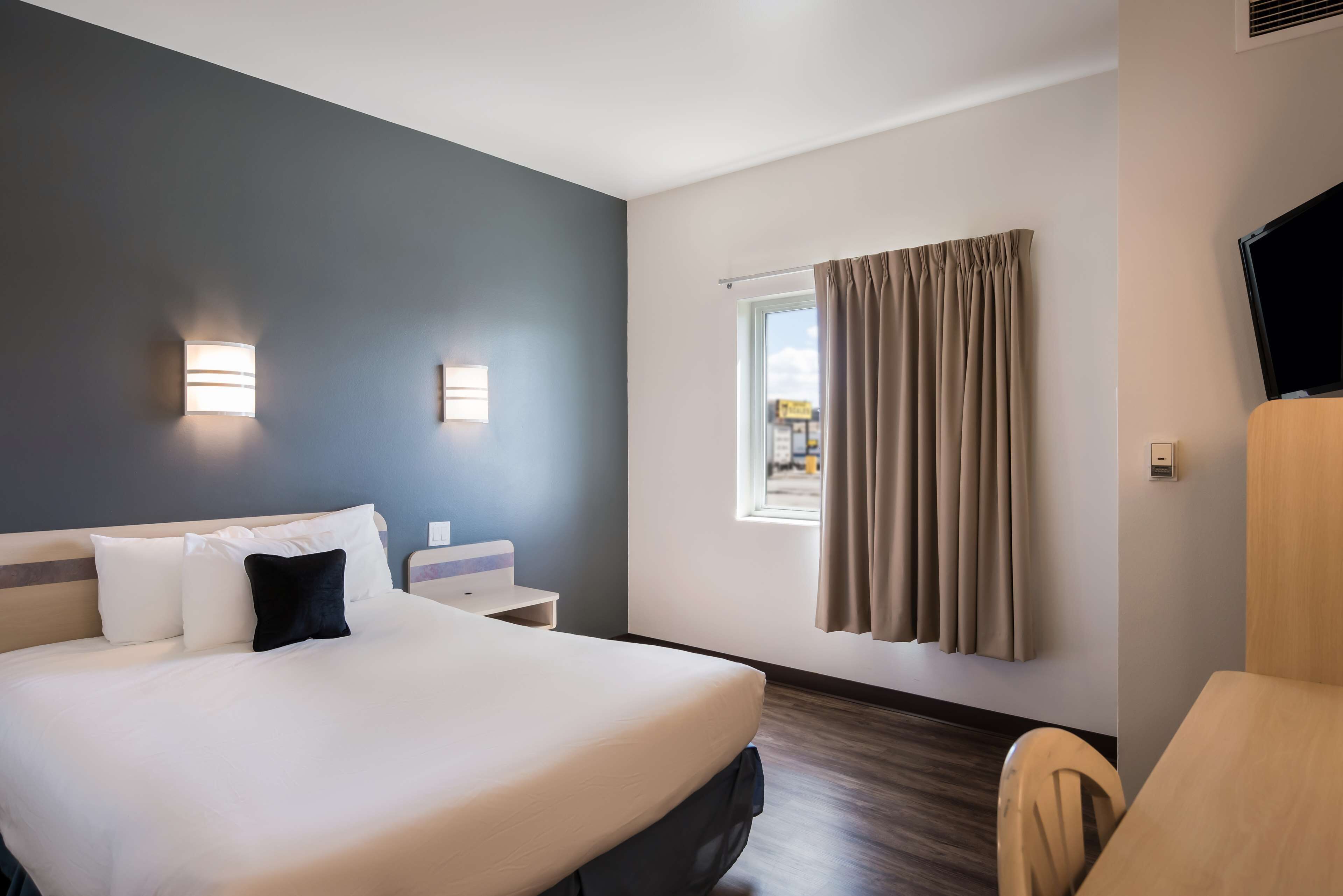 Chambre, 1 grand lit, accessible aux personnes à mobilité réduite (Roll-In Shower) | Salle de bain | Ensemble baignoire-douche, articles de toilette (gratuits)