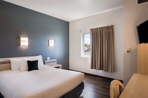 Kamer, 1 queensize bed, toegankelijk voor mindervaliden (Roll-In Shower) | Badkamer | Een bad/douchecombinatie, gratis toiletartikelen, handdoeken, zeep